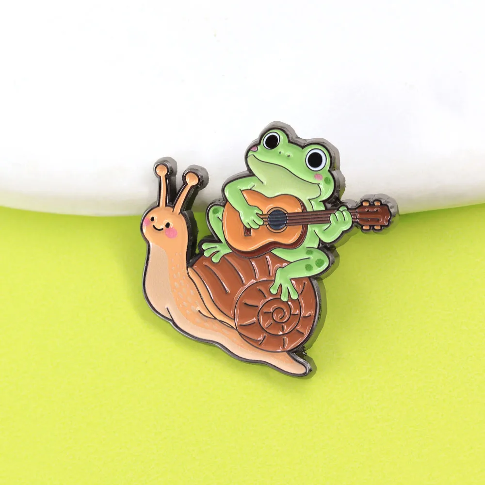 Cottagecore Frosch, der Gitarre auf einer Schnecke spielt, Emaille-Pin, Kawaii Tier-Brosche, Ästhetisches Musiker-Frosch-Abzeichen, Schmuckgeschenk, Naturliebe – Detail 7