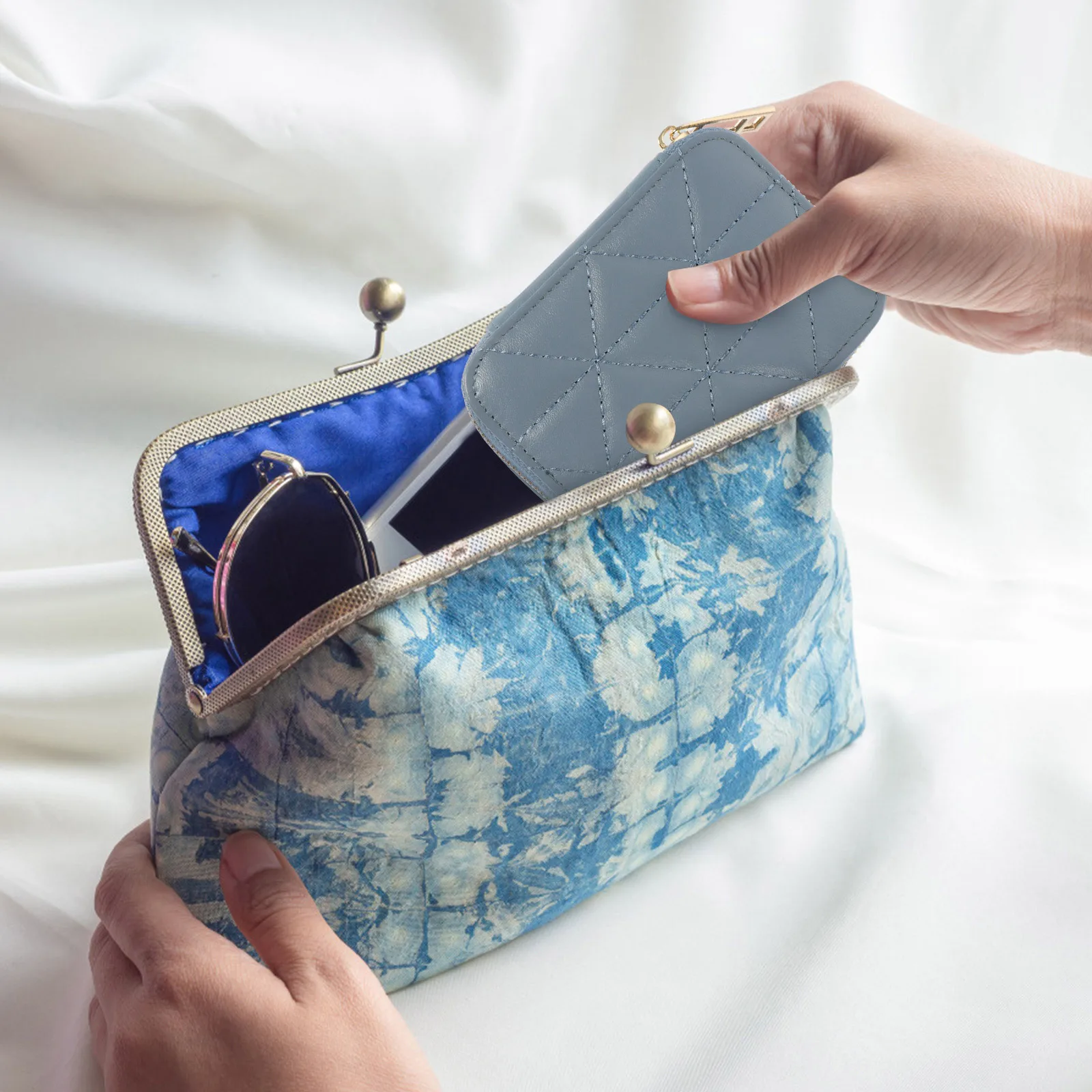 Lip Gloss Storage Bag Portable Lipstick Pouch Comfortable Surface Durable Zipper Makeup Organizer Travel Use Lipstick