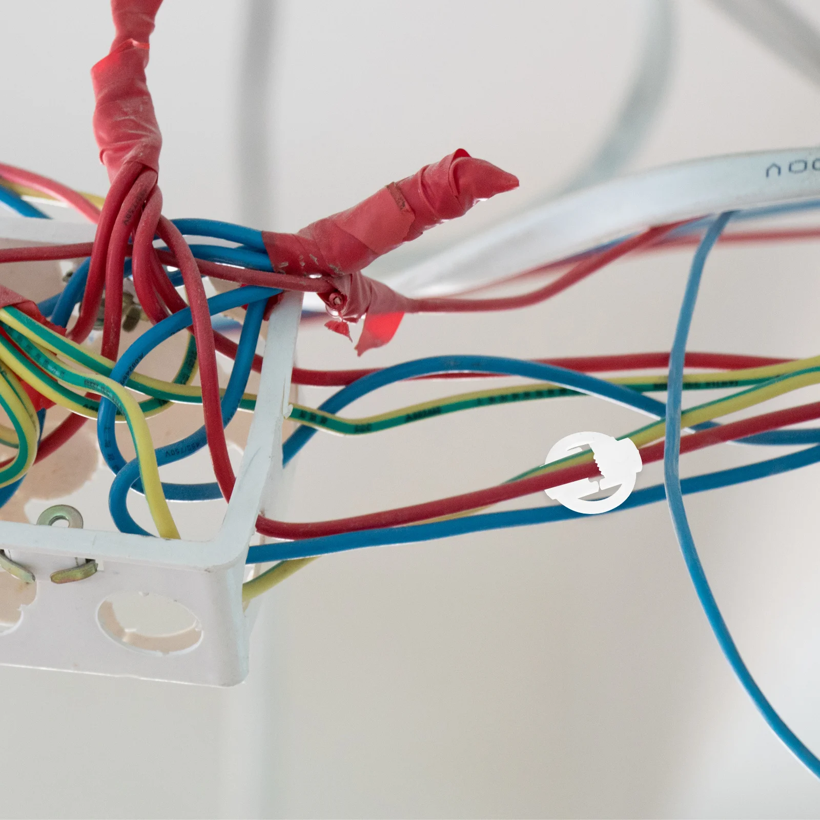 

100pcs Power Cable Holder Clips Heavy Duty For Outdoor String Lights Wall Cord Organizers Lighting Clamps Cable Clips Outdoor