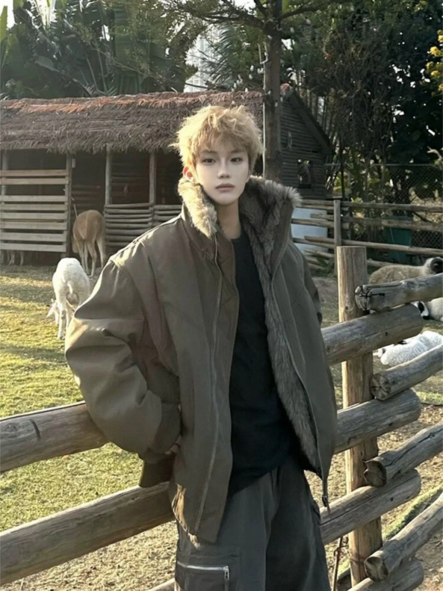 

Зимняя молодежная модная мужская куртка свободного кроя из хлопка с теплым воротником и меховой отделкой, на молнии, с длинными рукавами, цветное пальто