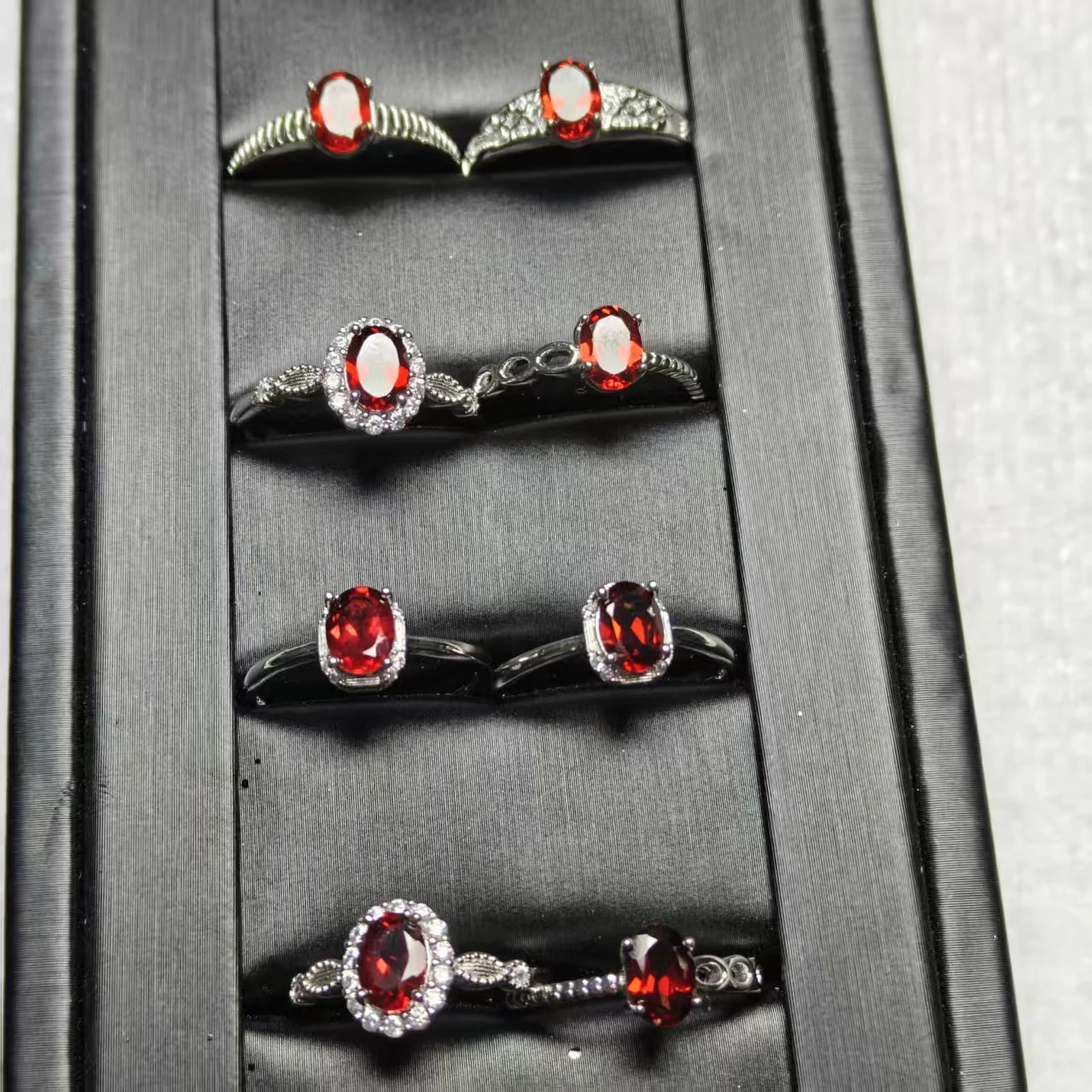 Großhandel Natürlicher Neuer Roter Granat Oval Facettiert Verschiedene Arten Ringdesign Trendiger und Vielseitiger Einfacher Live-Ring Paar-Geschenk – Detail 2