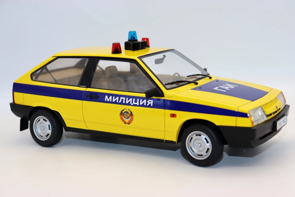 Triple 9 Collection 1 18 Scale Lada 2108 Samara Traffic Police USSR 1989 Diecast models for collection gift toys