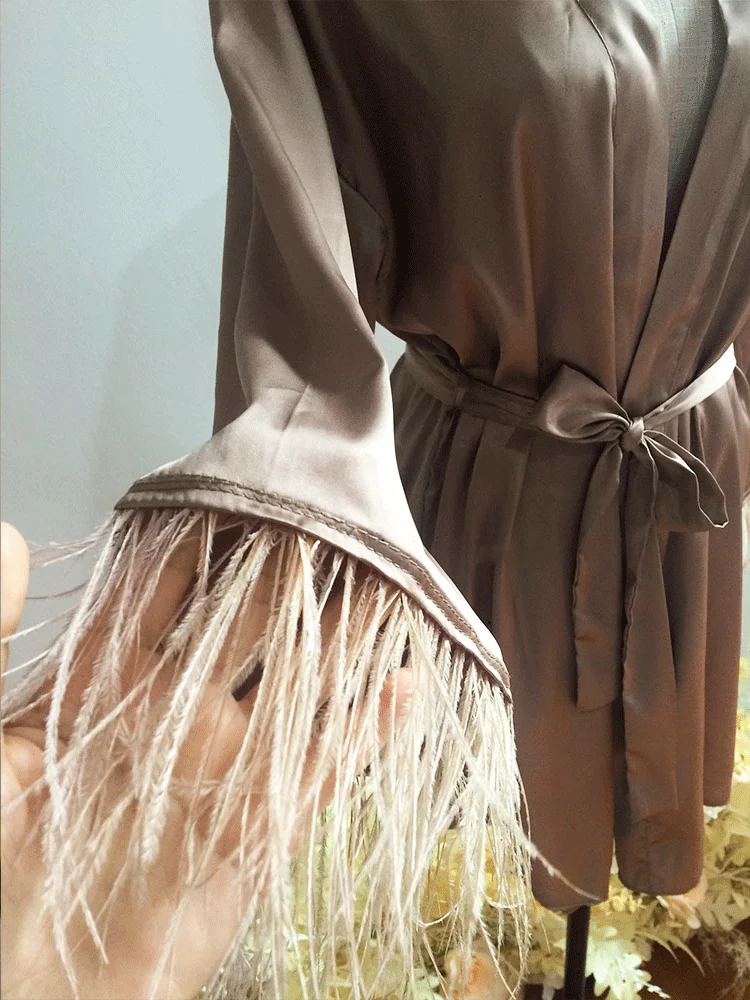 Bata corta de color café para dama de honor, Kimono sedoso con plumas, de manga larga, para novia