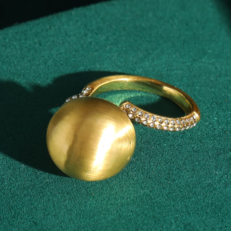 

Smooth Antique Gold Color Rings Woman Luxury Craftsmanship Rhinestones Inlaid Vintage Jewelry Designer Valentine Day Gift New