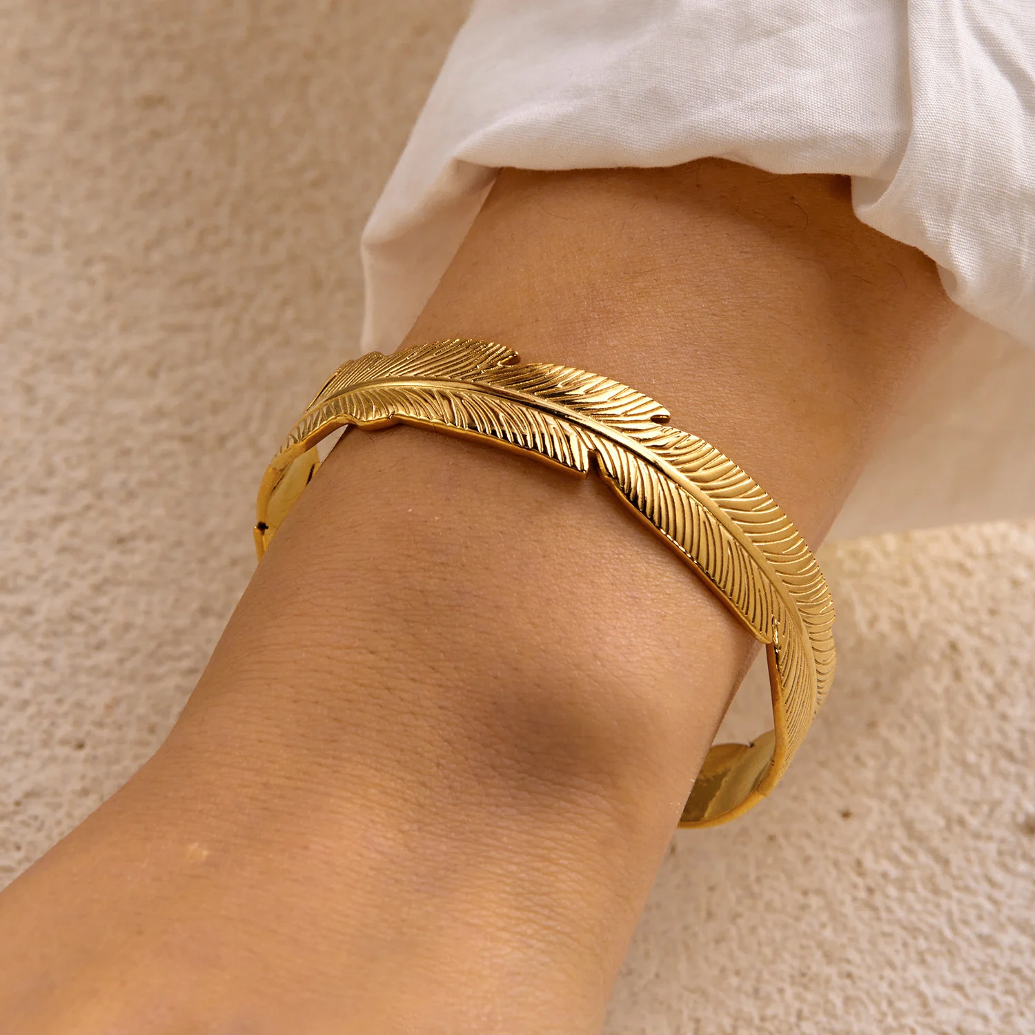 Boho Vintage Edelstahl Feder-Textur Offener Armreif für Frauen Leichtes Naturinspiriertes Verstellbares Armband – Detail 6