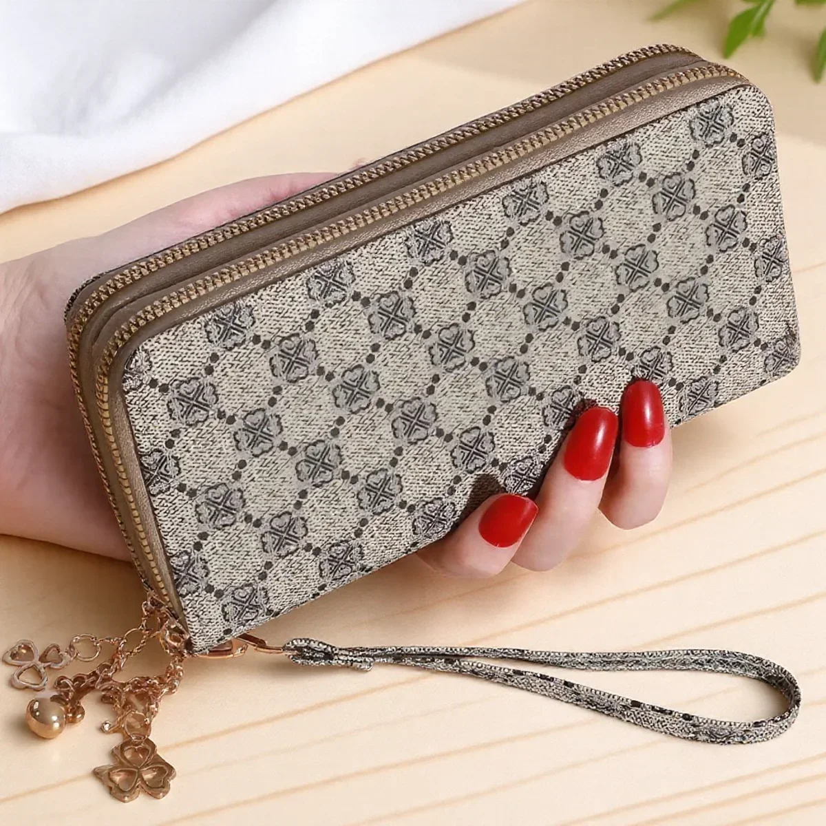 

Fashionable Women's Long Wallet Large Capacity Zipper Clutch Multi-card Slot Wallet Stylish Design for Everyday Use