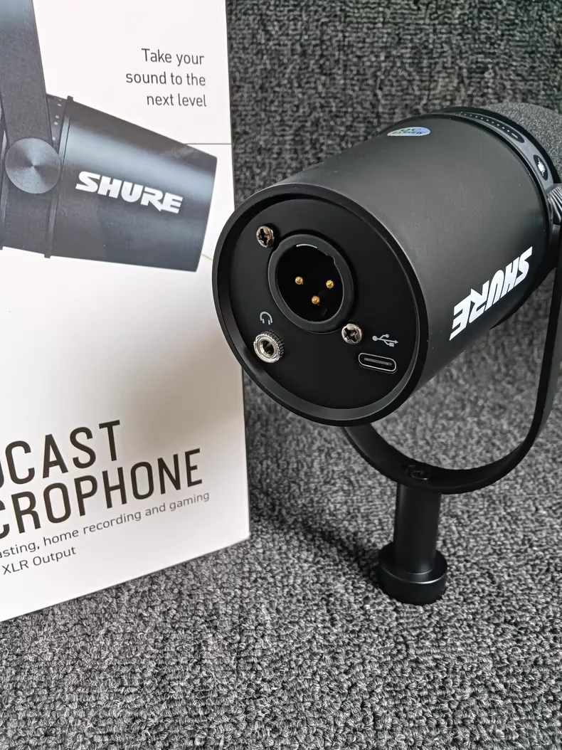 Shure MV7 Hybrid USB/XLR dynamic microphone for outdoor live use with frequency response and built-in sound card microphone