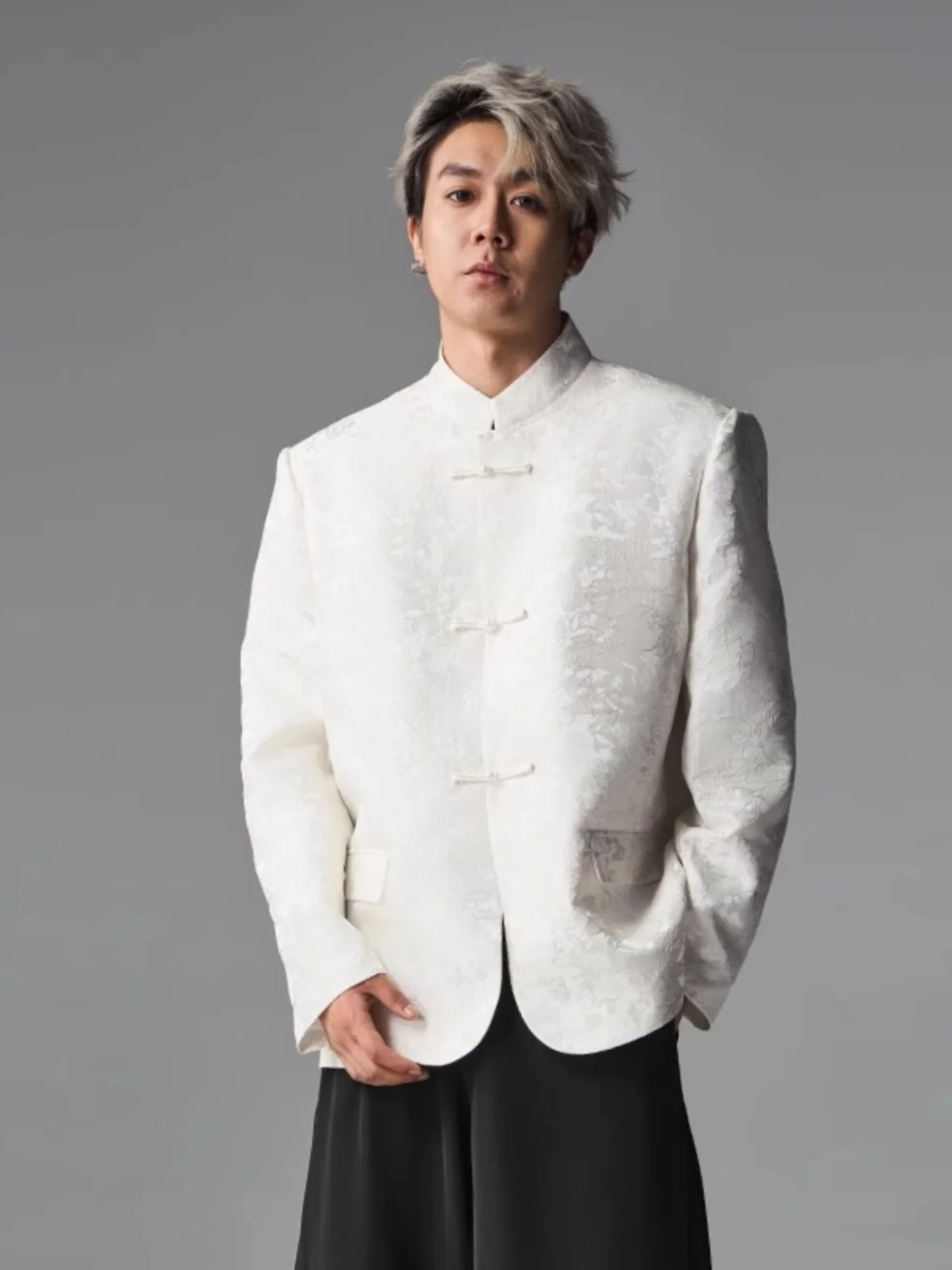 

New Chinese Sle Embroidered Pearl Button Stand Collar Western Suit Jaet Men's Faion Tang Costume Trend Spring Casual Suit
