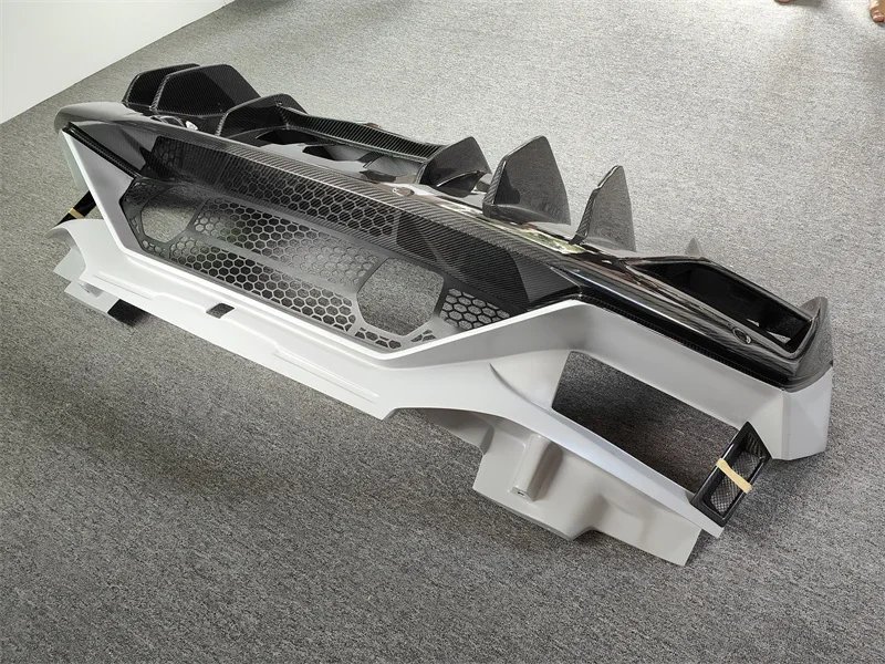 

Для Lamborghini LP700 Body Kit обновленный новый задний бампер из полууглеродного волокна в стиле SVJ