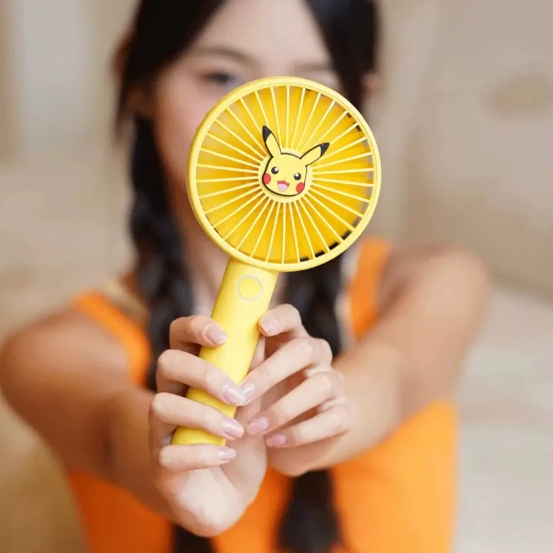 Pokemon-Fan Kawaii Pikachu Anime Cartoon Druckfigur Desktop-Ventilator mit Wackelkopf, Tragbarer Aufladbarer Lüfter für Schlafsaal, Büro und Urlaubsgeschenke