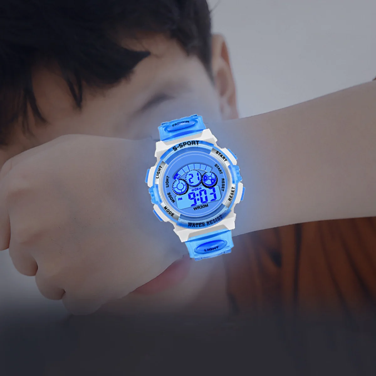 ساعة رياضية رقمية LED زرقاء للأطفال من كوبوس، مقاومة للماء حتى عمق 30 مترًا