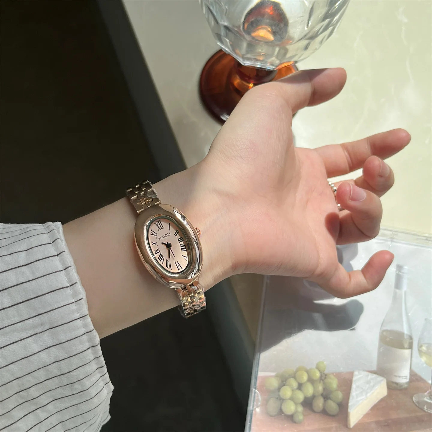 Heiß begehrte Modeuhr für Damen im mittelalterlichen Stil, ovales Zifferblatt, kleine Golduhr, verstellbares Stahlarmband, Quarz-Armbanduhr, Großhandel. – Detail 9
