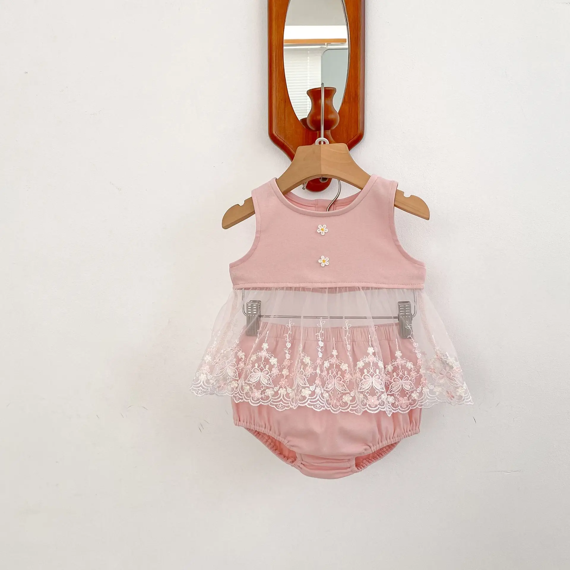 

2025 Spring and autumn new baby clothes for 2-4 years old, fashionable baby girl suit Sweet mesh vest skirt + triangular shorts