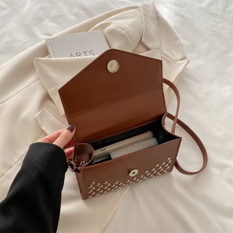 Designer Nieten Umhängetasche mit kurzem Griff Handtasche Mode Mini kleine Handytasche Geldbörse solide Pu-Leder Damen Umhängetaschen – Detail 24