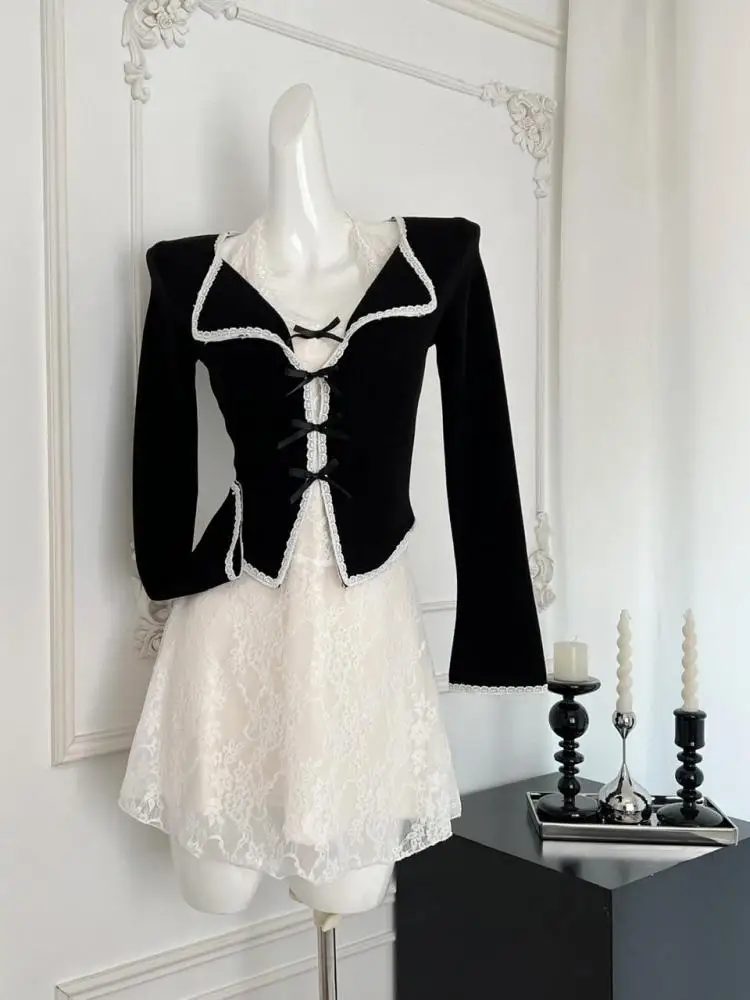 

Осенний женский милый комплект, Черный Топ с длинным рукавом и бантом в стиле ретро и белое кружевное Бандажное короткое платье с лямкой на шее, трендовый костюм из двух предметов для отпуска