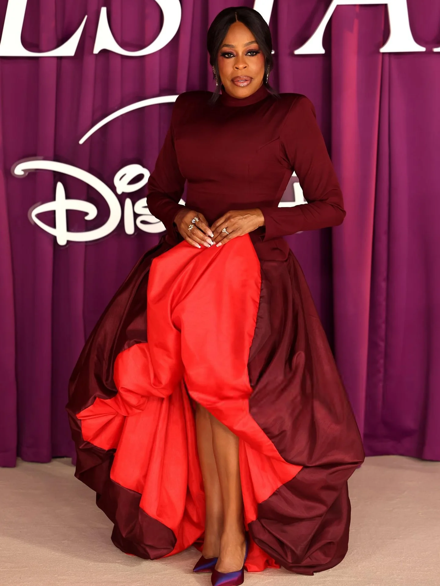 ثوب حفلة أنيق باللون الأحمر العنابي القرمزي برقبة عالية وأكمام طويلة مع تنورة مكشكشة غير متماثلة، فستان حفلة موسيقية من الساتان، سهرة على السجادة الحمراء #3