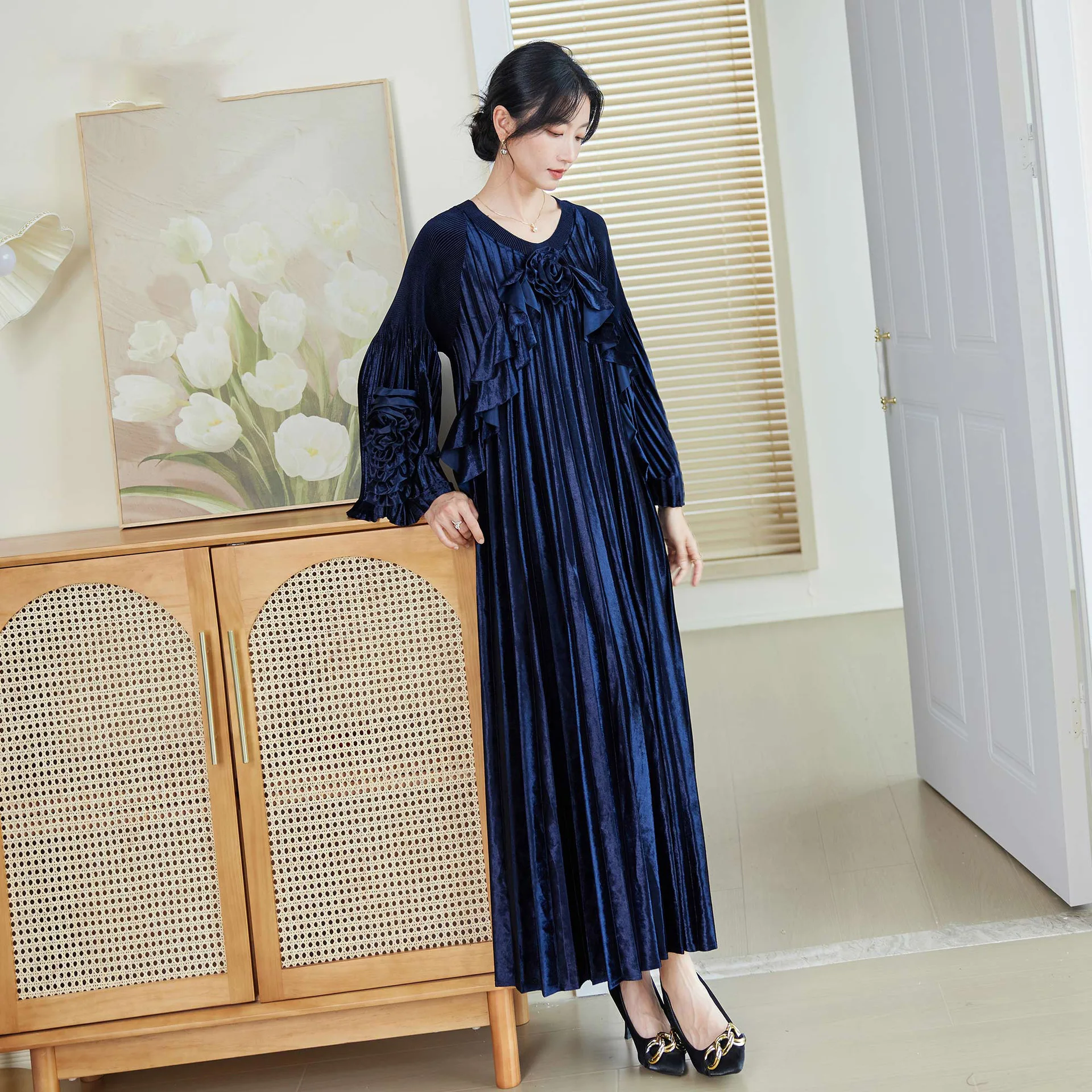 2024 Miyake Velvet Dress Autumn and Winter Long Sleeves New Celebrity High-end Long Maxi Dresses for Women