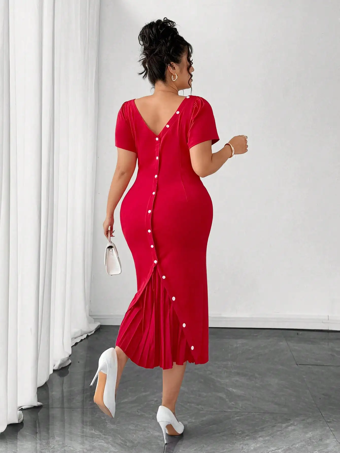 

Красное однотонное облегающее платье с пуговицами на спине и плиссированным подолом