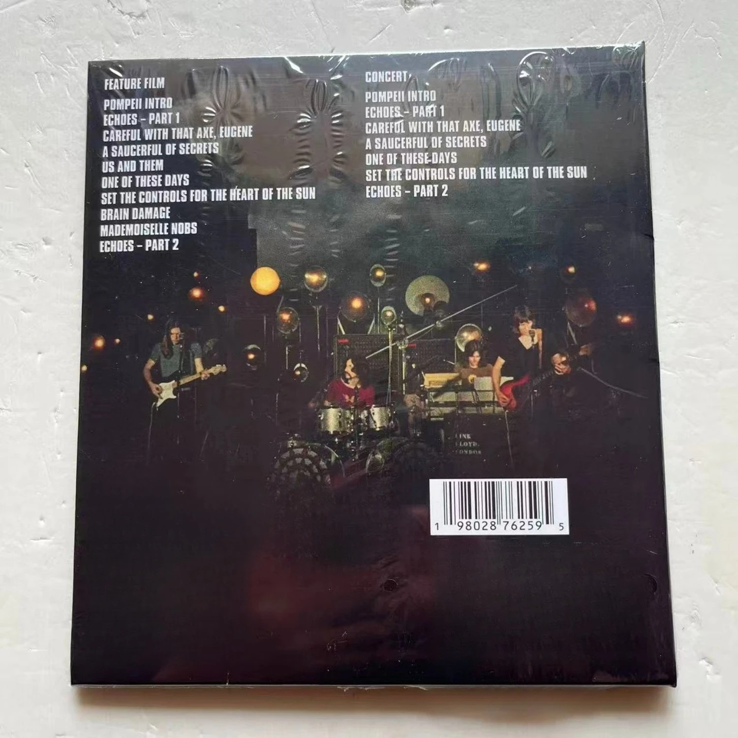 CD de Música Clássica Western Rock ao Vivo, Capa com Ilustração Artística em Tons Vermelho-Azul Retrô, Coleção de Faixas de Rock Épico e Atmosférico