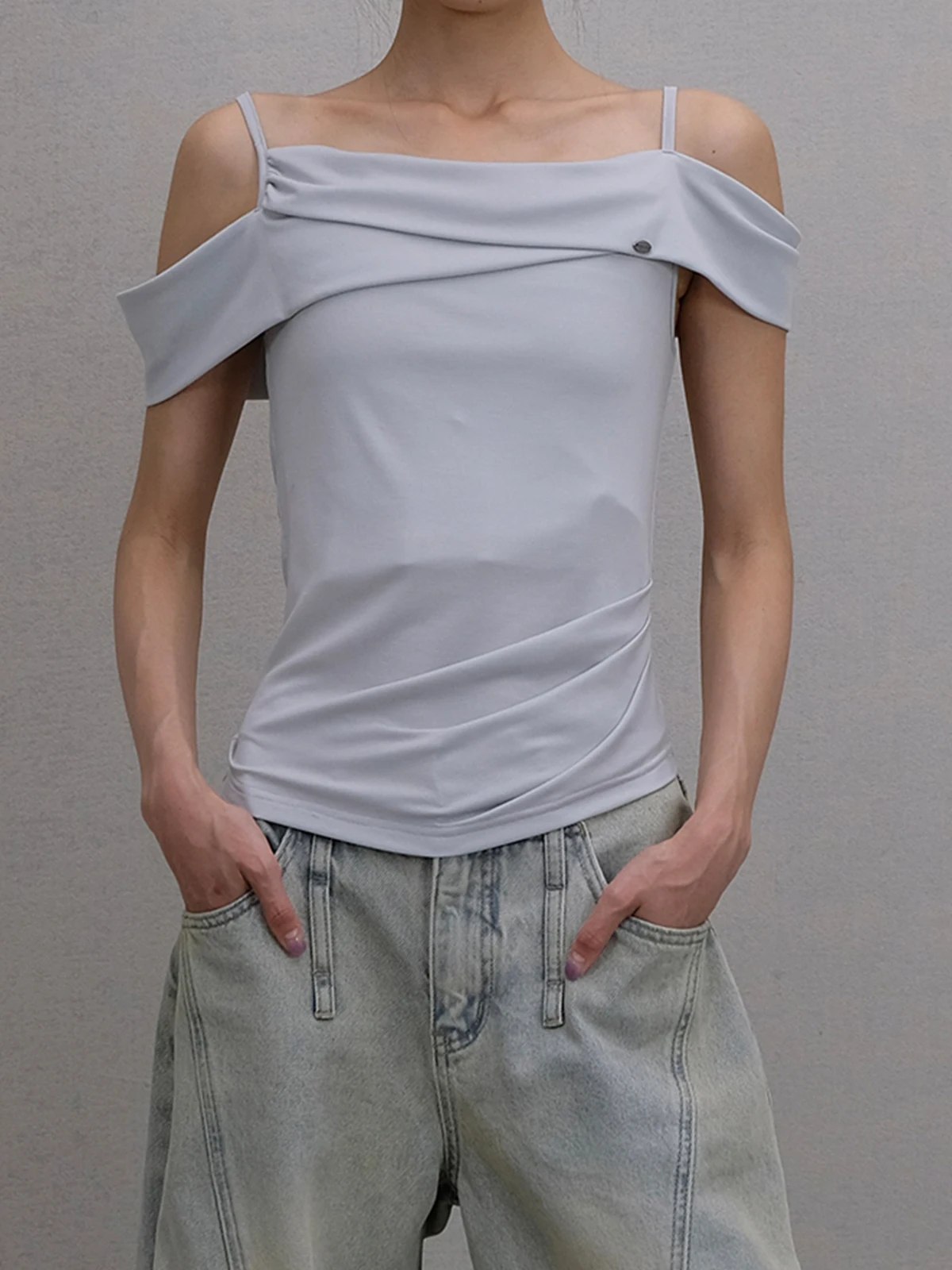 

Женская футболка SENSEAWEEK Лето 2025 с открытыми плечами, эффектом прохлады, сборчатыми деталями и бретелями, для повседневной носки, стандартный крой