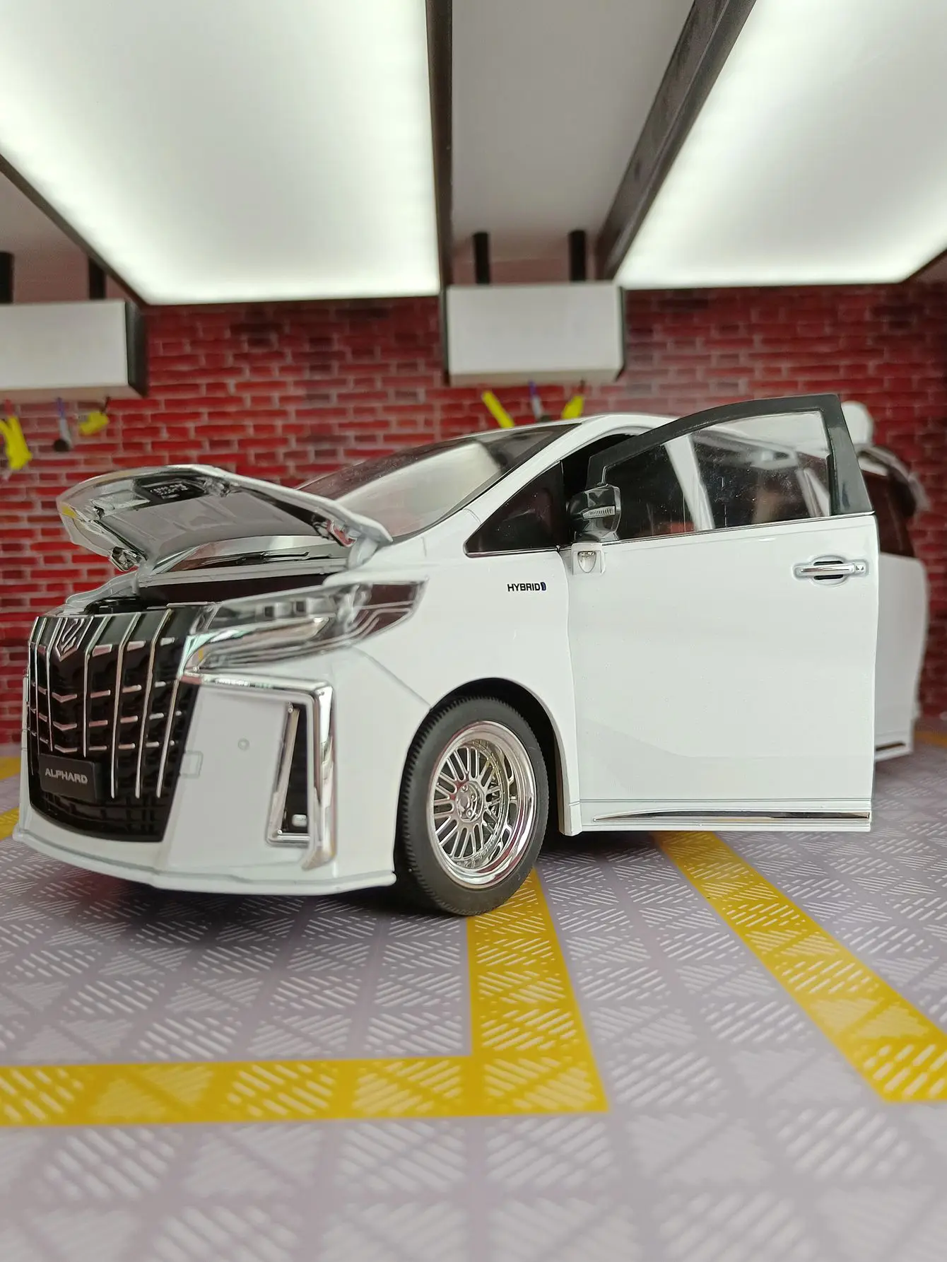 1: 18 Simulation 2023 Alphard Alloy Car Model MPV Luxury Business Vehicle Model Electric Door Opening Toy