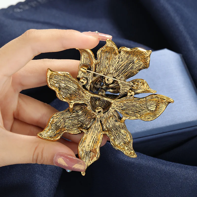 Women Elegant Large Full Crystal Flower Luxury Brooches Badges Lady Casual Party Banquet Shiny Boutique Pins Accessories Corsage