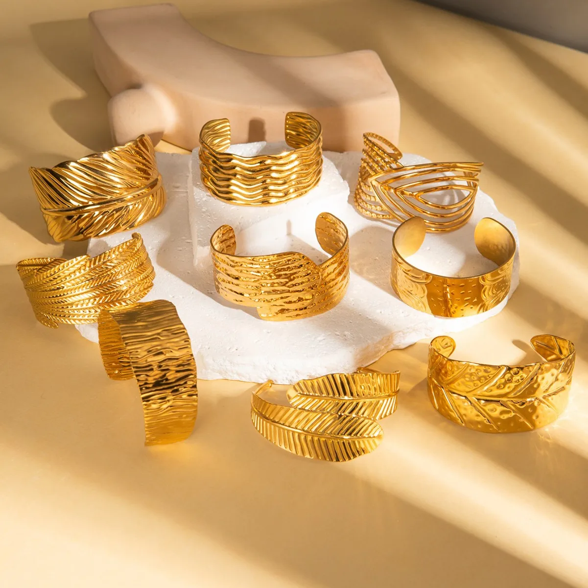 

Waterproof Design Stainless Steel Feathered Flower Snake Gold Plated Women Cuff Fashion Jewelry Texture Bracelets Bangles