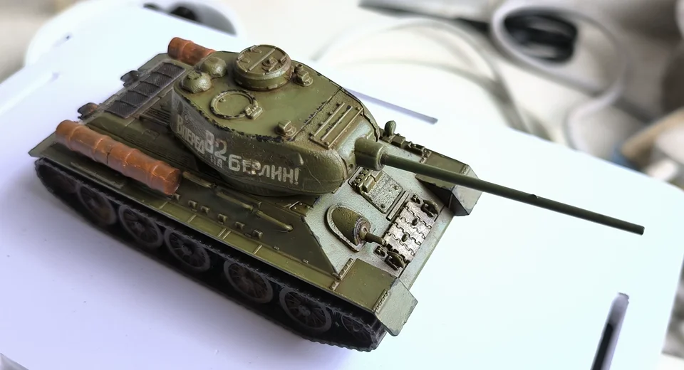 1/72 Soviet T-34/85 Medium Tank Glue-free Quick Fight Military Model Boy 80043