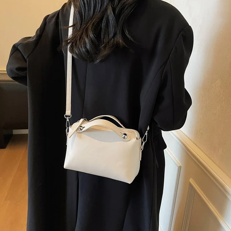 

2025 European and American Retro Texture Portable Pillow Bag Female Foreign Style Versatile Casual Simple Shoulder Messenger Bag