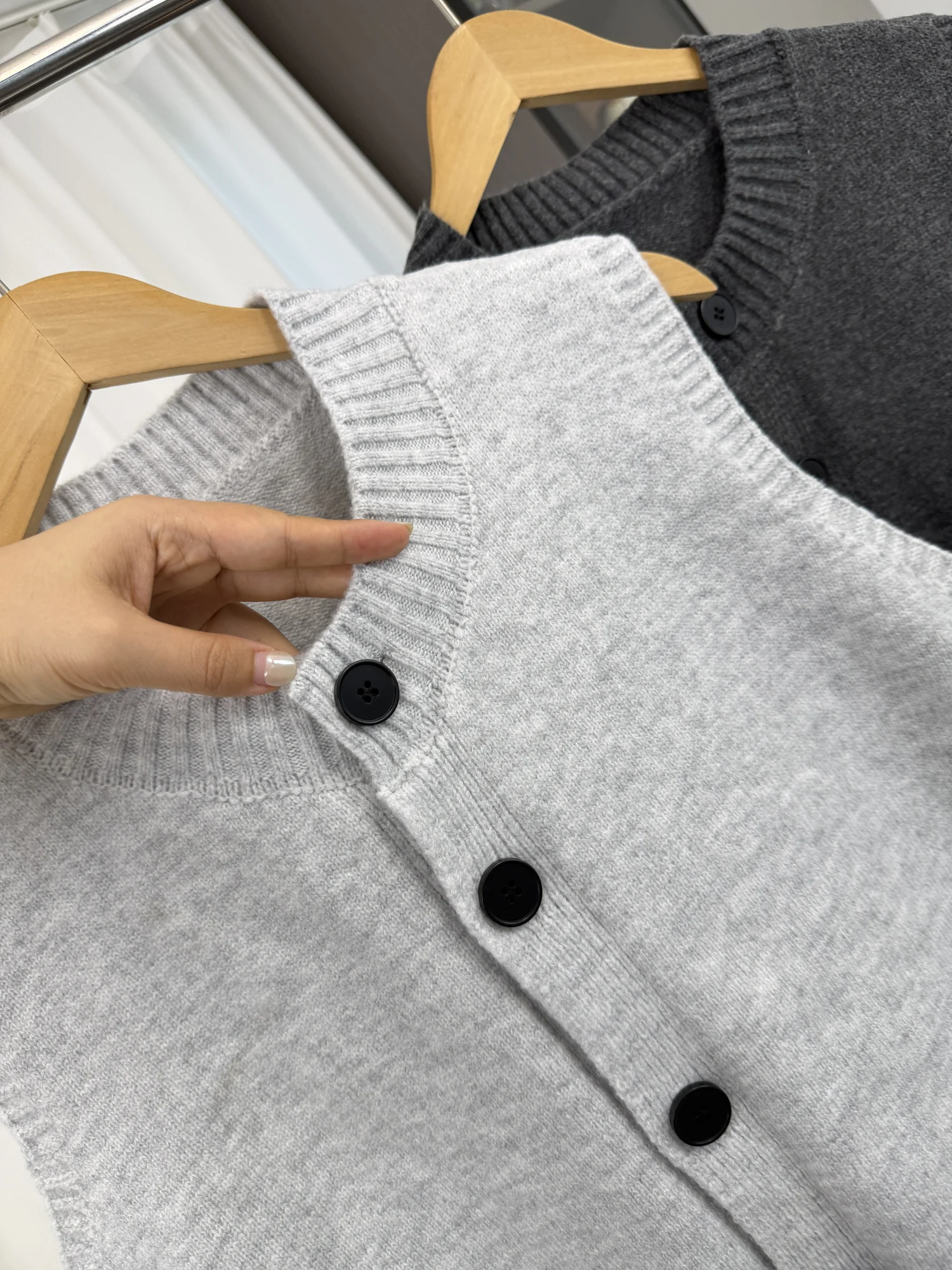 Soft Casual Knitted Cardigan Vest Men's Autumn Fashion Layering Warmth round Neck Single Button Closure Regular Fit Vest