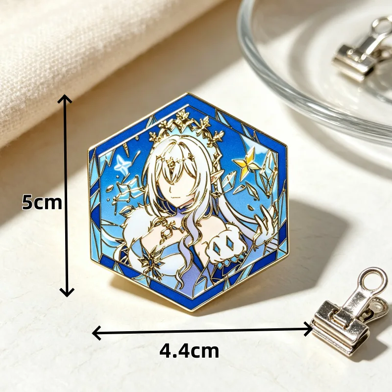 Insignia de seis lados con la imagen de Anna, la reina del hielo: un diseño original en 2D, grabado en metal, creado por un aficionado; un accesorio para bolsos.