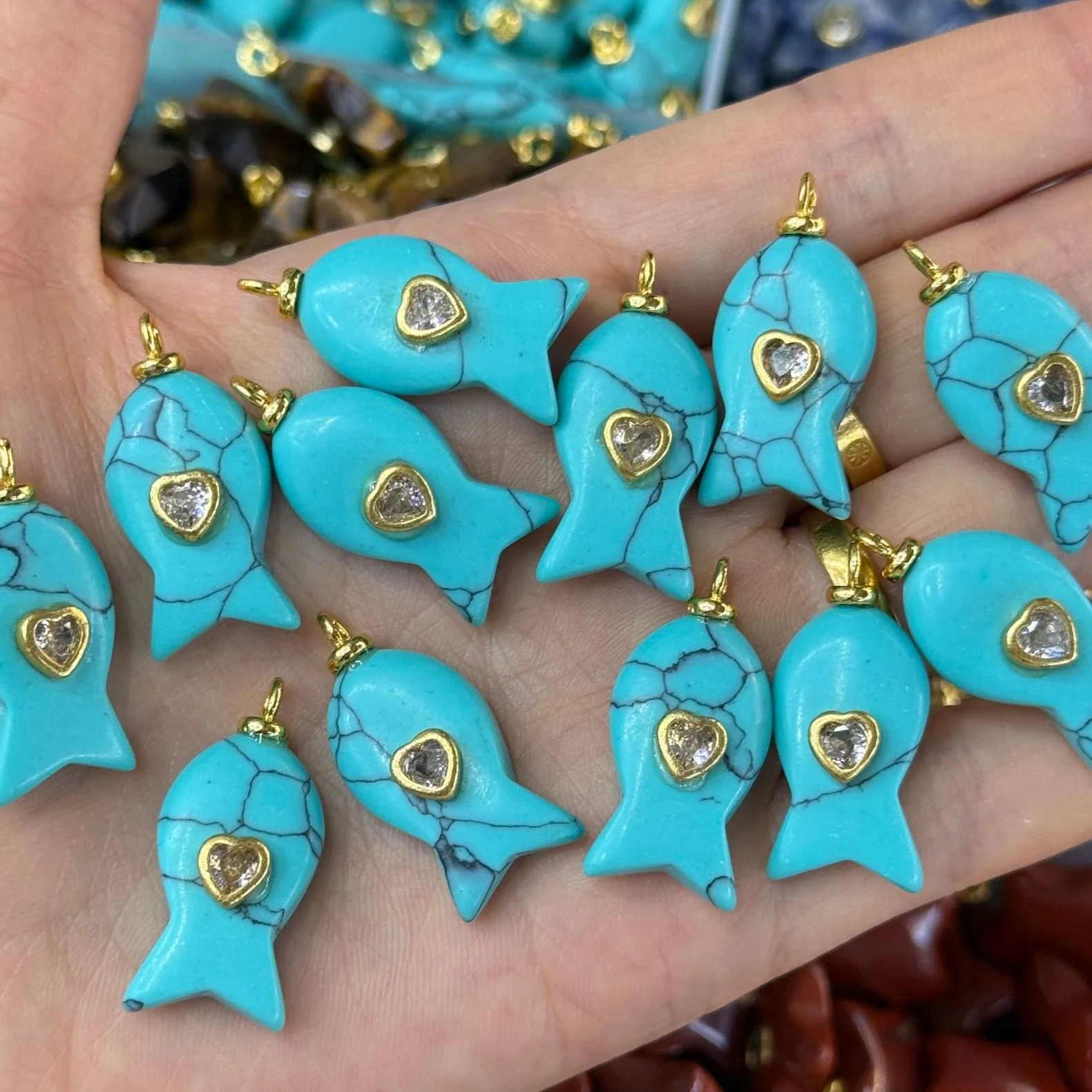 Натуральный кристаллический кулон из аметиста и тигрового глаза в форме рыбки с инкрустацией из циркона в форме сердца, аксессуар для украшения из аметистового ожерелья.