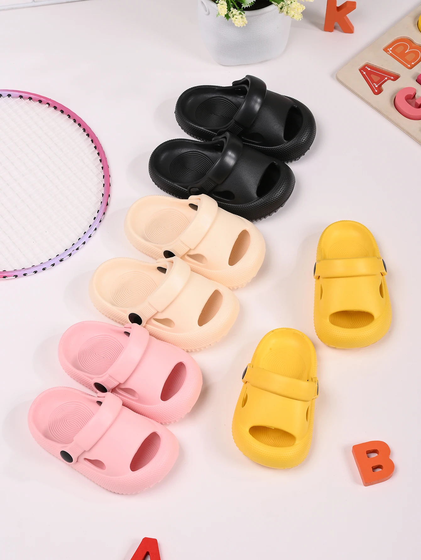 

Summer children's slippers comfortable soft sole fashionable breathable perforated suitable home casual outdoor walking travel