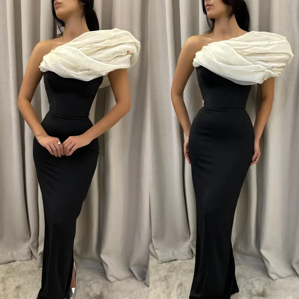 Maßgeschneidertes Ballkleid, schlichter Abschlussball, Saudi-Arabien, trägerloses Etuikleid, Promi-Kleid, bodenlange Röcke, Charmeuse-Abend فسات