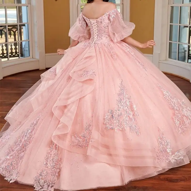 فساتين Quinceanera باللون الوردي اللامع مع زينة من الدانتيل والخرز تول وأكمام منتفخة لحفلات أعياد الميلاد الحلوة 16 فيستدوس 15 مخصصة