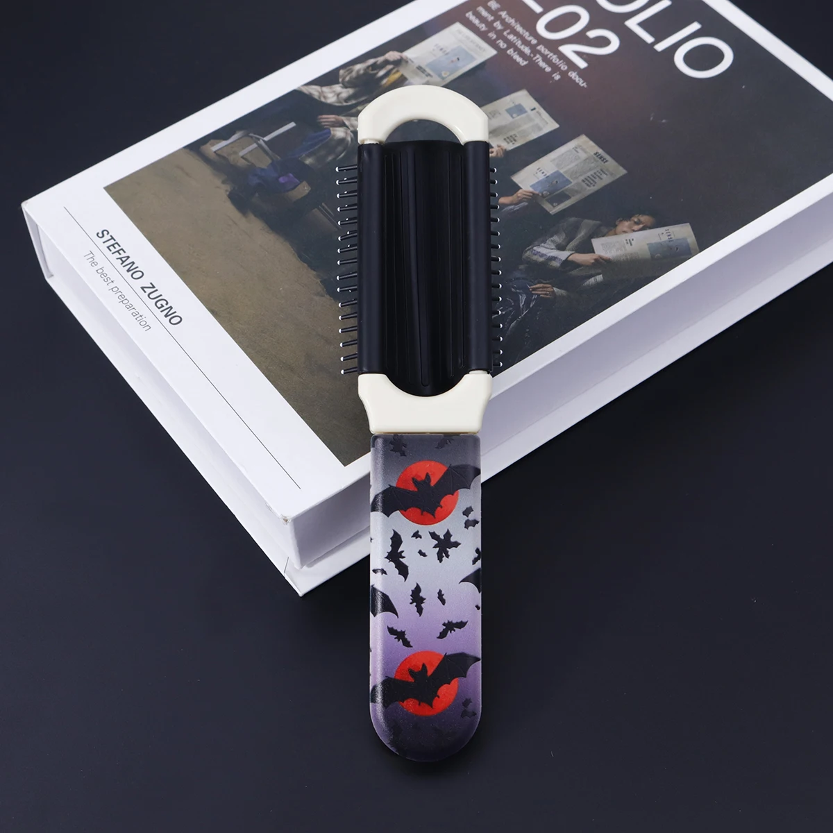 

1 шт., складная зеркальная расческа с принтом летучей мыши на Хэллоуин, портативная массажная расческа на воздушной подушке, складная расческа двойного назначения