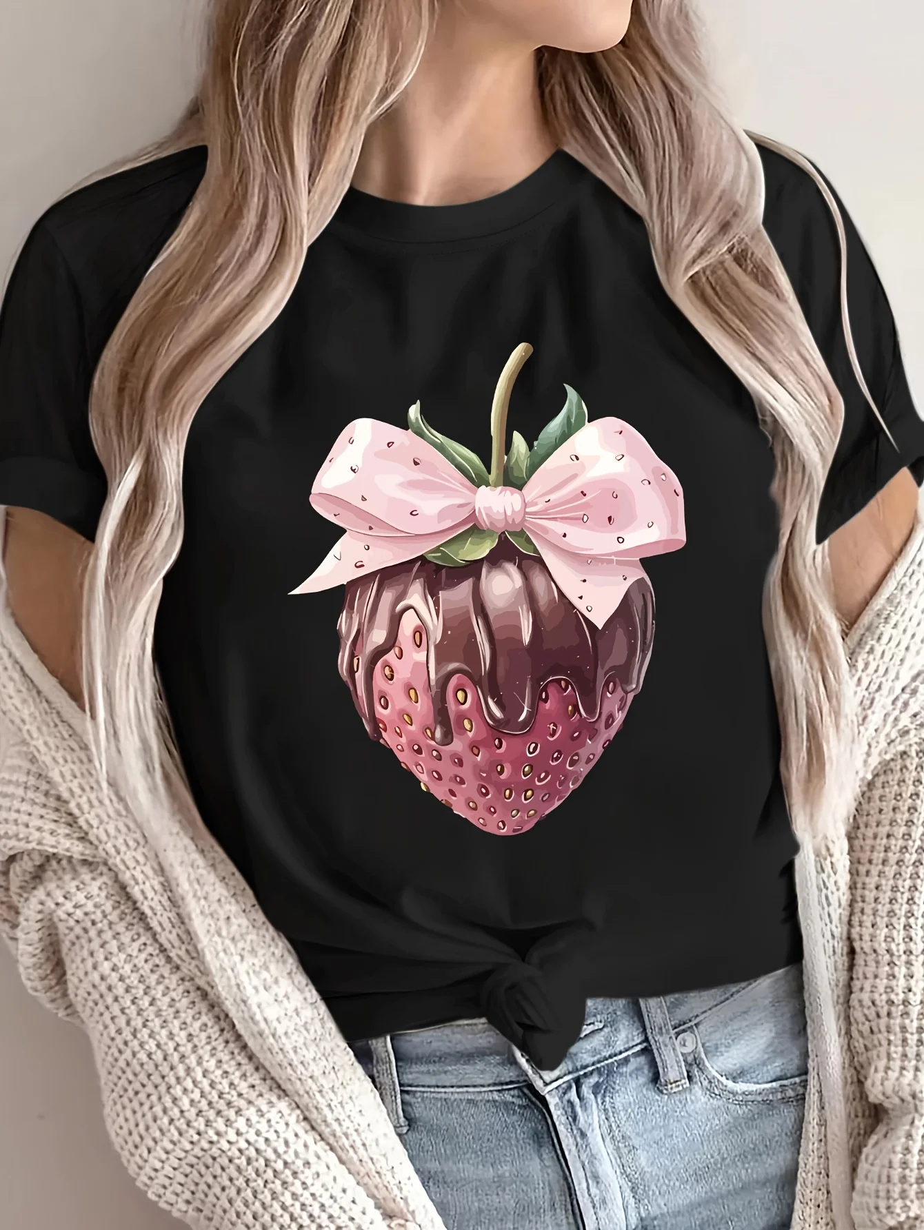 Camiseta informal de manga corta para mujer, estampado de fresa desechada de Chocolate con lazo de lunares rosas, Top de verano con cuello redondo rosa vibrante
