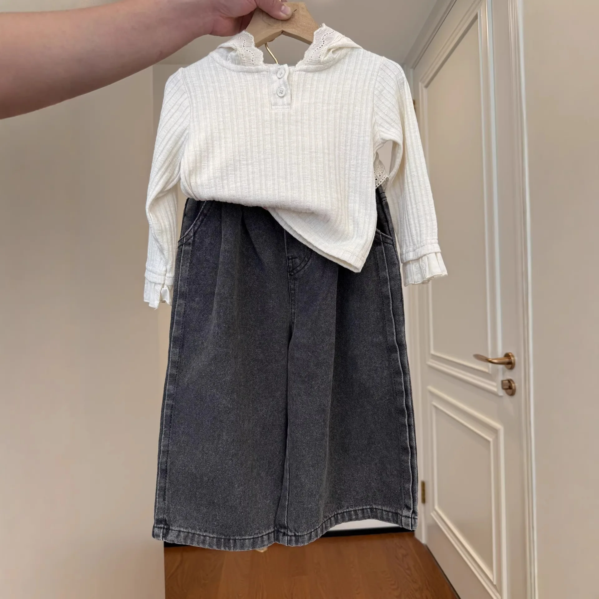 

Комплекты весенней одежды для девочек 2026: толстовка с капюшоном + широкие джинсы, комплект из двух предметов для детей 2-7 лет