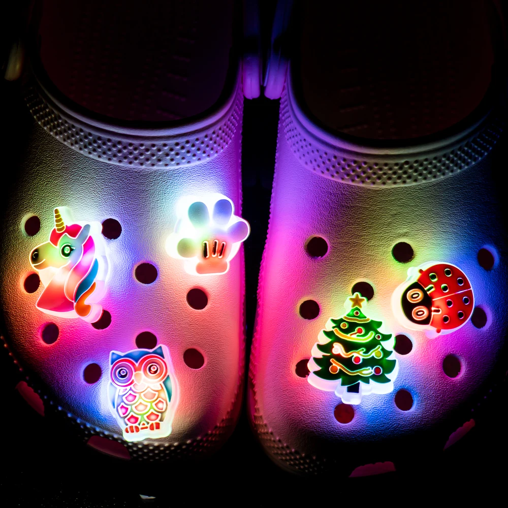 1 pz Ciondoli per scarpe a LED per regalo per bambini Gufo Unicorno Gamepad Calcio Scarpe illuminate Decorazione Accessori per scarpe Spilli Zoccoli Fibbie