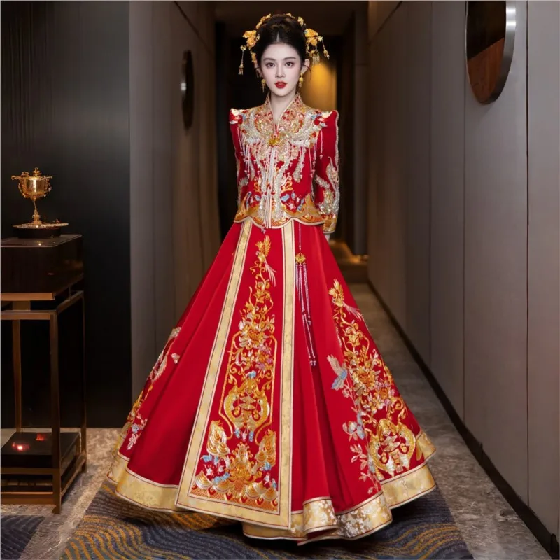 The wedding dress for brides going out featuring a phoenix crown red cape and toasting attire is highly crafted