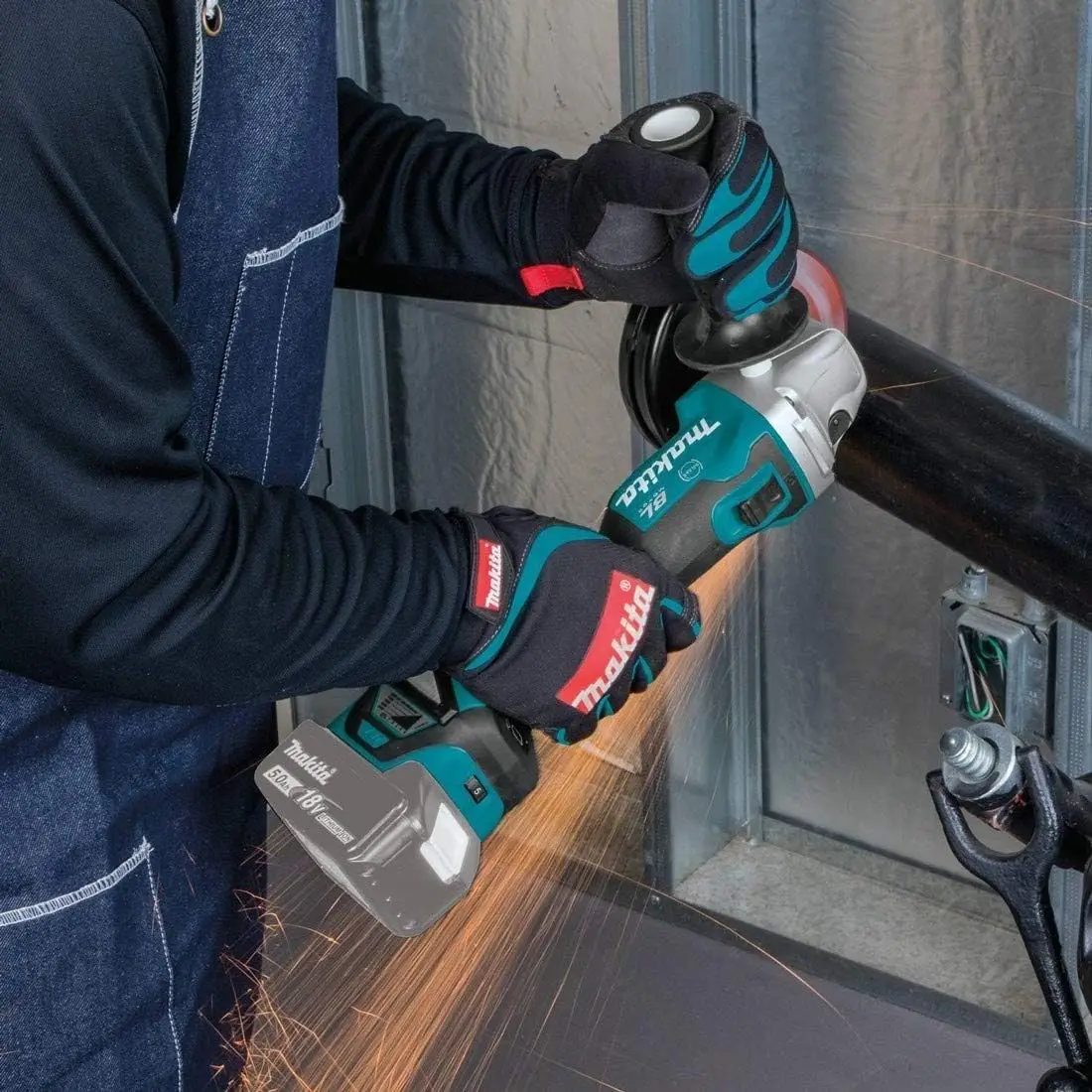 DGA513RTJ 18V Li-ion LXT Brushless 125mm Angle Grinder Complete with 2 x 5.0 Ah Li-ion Batteries and Charger Supplied in