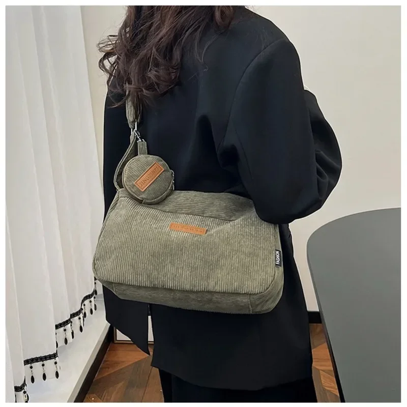 

B New Autumn/Winter Student Corduroy Shoulder Bag Korean Edition Commuter Dumpling Shoulder Bag Casual Versatile Crossbody Bag