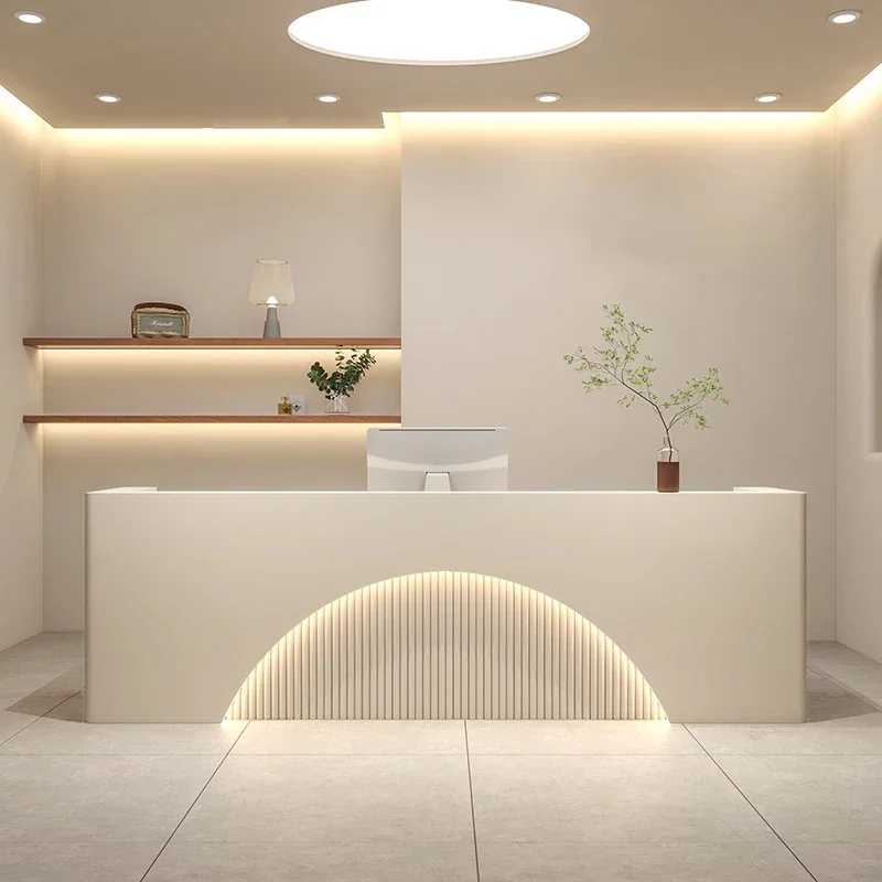 Mostrador de recepción de madera blanco moderno de lujo para salón de belleza de tamaño personalizable con luz LED