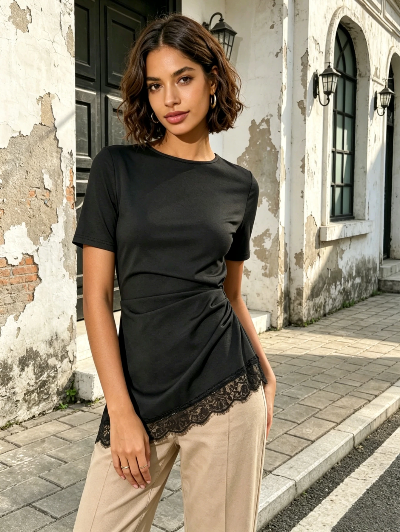 Damen-T-Shirt mit Rundhalsausschnitt, kurzen Ärmeln, geraffter Taille, Spitzenbesatz am Saum, unregelmäßiger, schmaler Schnitt, lässiges Alltags-Sommer-Oberteil – Detail 5