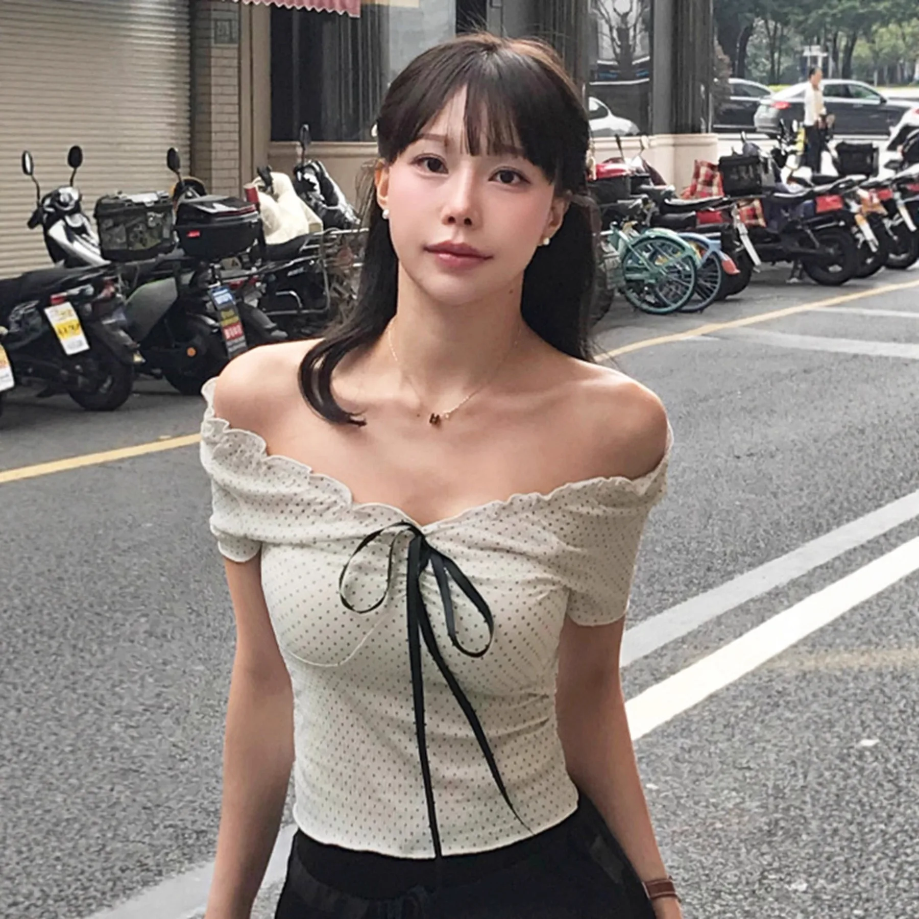 

Женская летняя блузка в горошек с открытыми плечами и рюшами спереди, стиль Y2K Pure Desire, облегающая посадка, легкая повседневная повседневная блузка