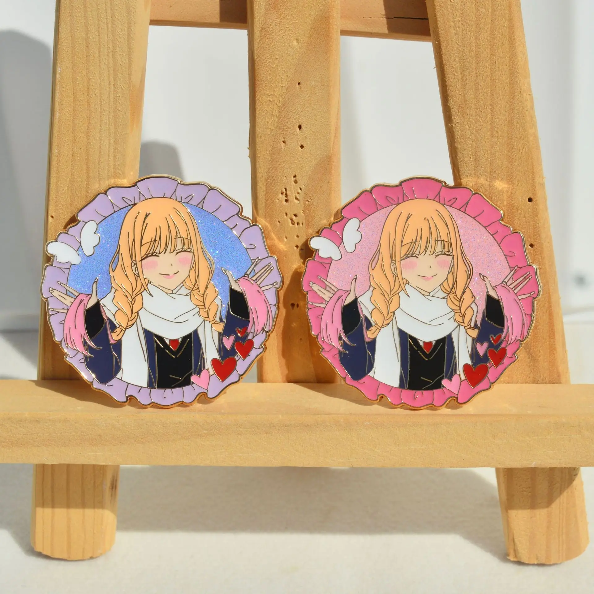 Kitagawa Marin Abzeichen Anime My Dress-Up Darling Metall-Pins Anhänger Manga-Broschen für Rucksack Kleidung Revers Cosplay ACG-Artikel