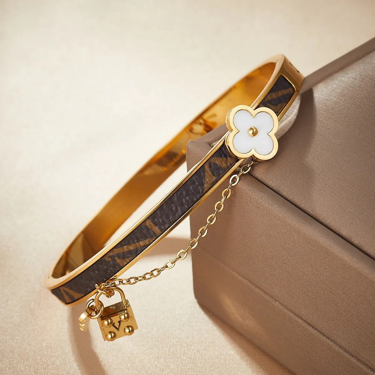 

Luxury Designer 316L Stainless Steel Leather White Shell Clover Charm Cuff Bangles Lock Pendant Chain Bracelet Anti-rust Jewelry