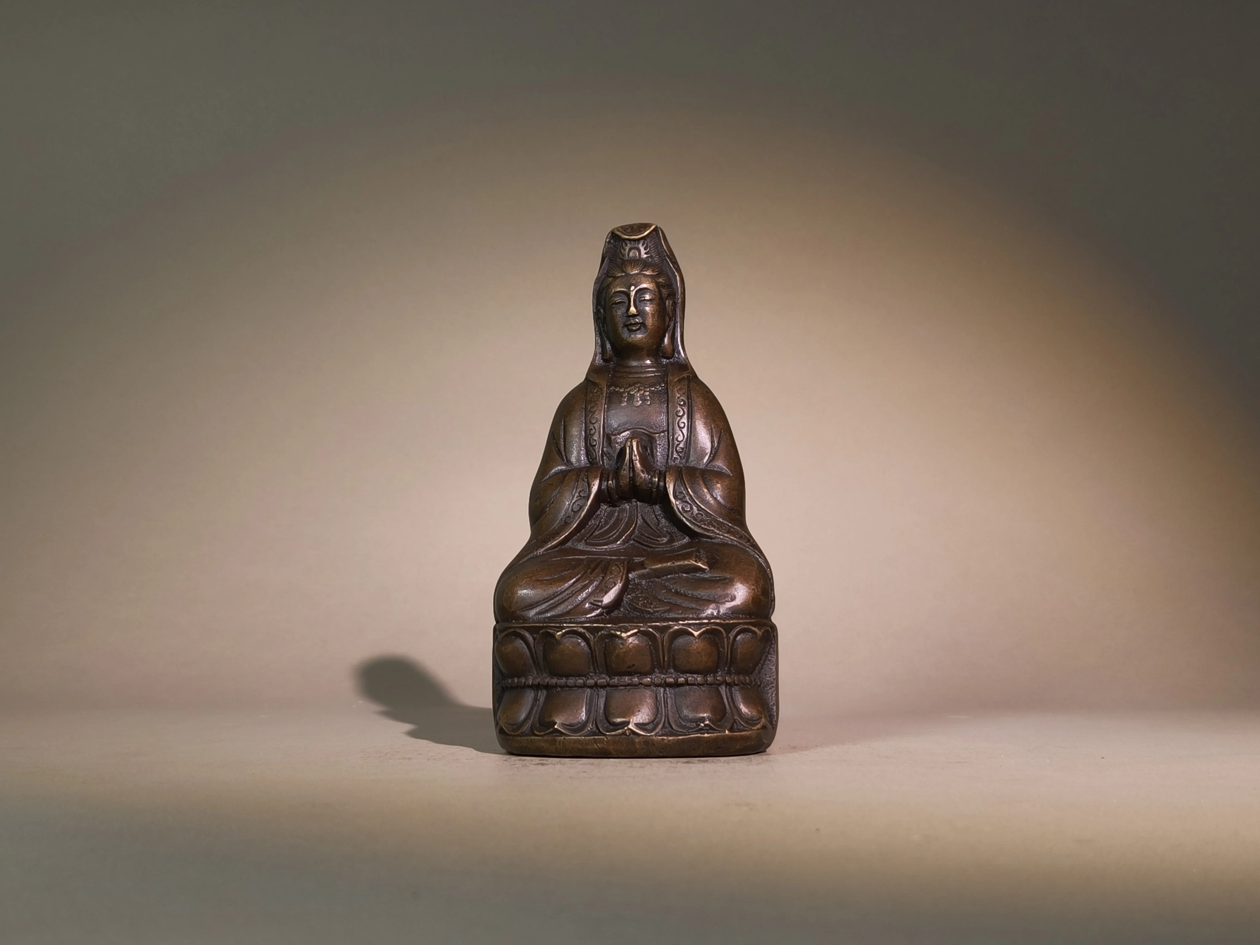 Exquisitely crafted Guanyin Bodhisattva sitting statue cultural ornament, Zen-style Buddha statue decor craft for home living ro