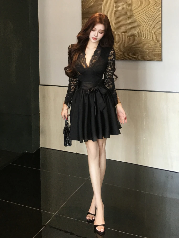 ReddaChic Czarna Mini Sukienka z Głębokim Dekoltem, Satynowa, z Rękawami 3/4 w Kształcie Dzwonka, Dekolt w Serek, Wiązana, z Kwiatową Koronką, Seksowna Sukienka na Wyjście, Odzież Damska