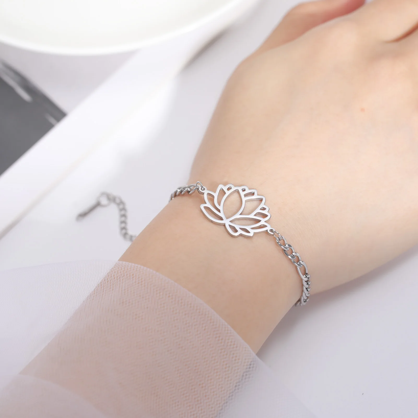 Hollow Lotus Pendant Bracelet  Stainless Steel Figaro Chain Bracelet Fashion Women\'s Charm Jewelry Party Gift